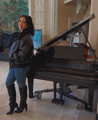 Keyboard + Piano Teacher, Guitar Teacher, Bass Guitar Teacher Sarah-Marie